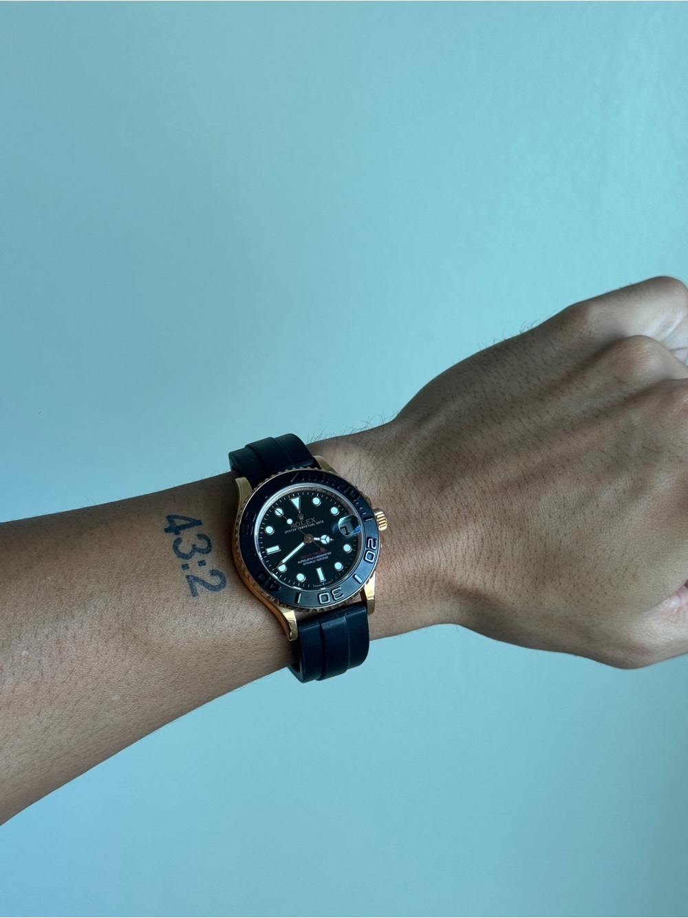 Black Dial Men's Watch with Rose Gold Case – Luxury Rubber Strap